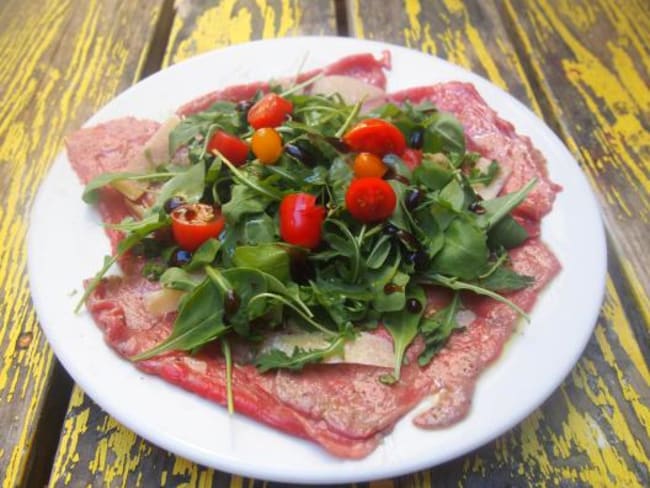 Carpaccio de bœuf à la crème de Banyuls et pousses de roquette