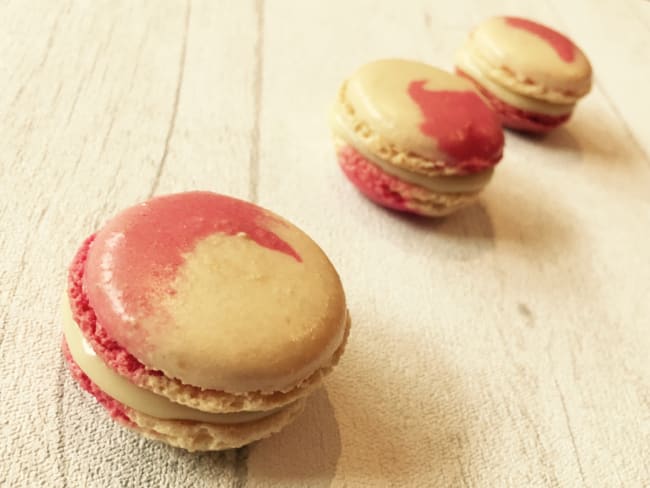 Macarons vanille et gelée de fruits rouges 