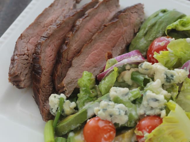 Salade de steak, sauce au fromage bleu