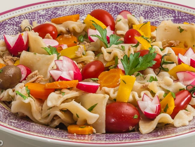 Salade de pâtes au thon, olives et légumes