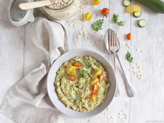 Porridge salé d'orge, courgettes et tomates cerises