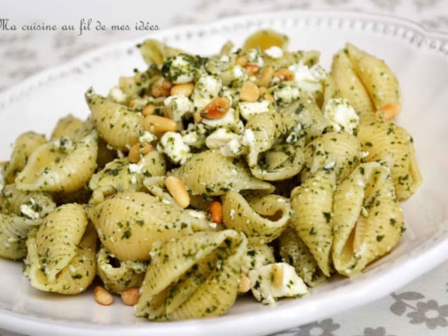 Pâtes conchiglie au pesto de basilic, feta et pignons de pin grillés