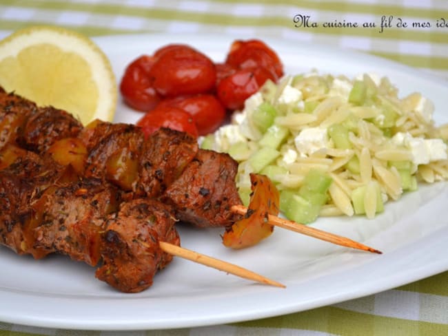 Brochettes de boeuf façon "souvlaki", salade de pâtes grecques au concombre et à la feta