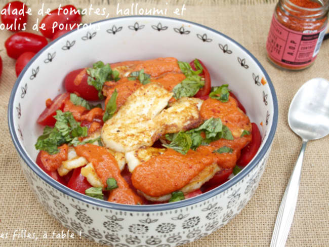 Salade de tomates au halloumi et coulis de poivrons