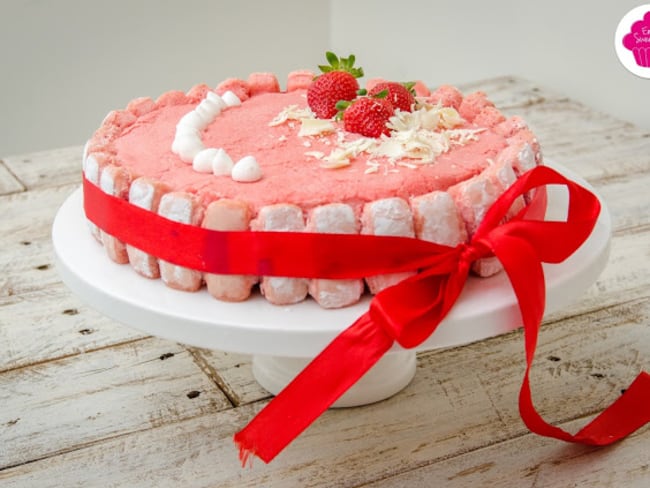 Entremets au chocolat blanc, fraises et biscuits roses avec insert de fraises et insert croquant au chocolat blanc