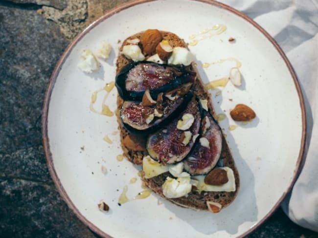 Tartine de campagne figue chèvre miel