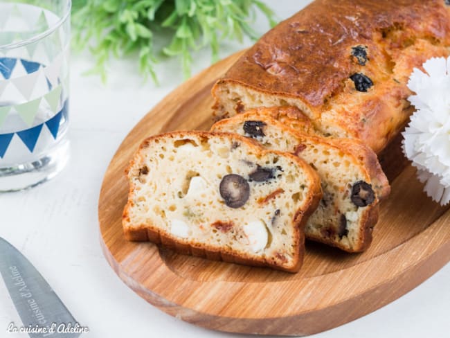 Cake salé aux olives, fêta et basilic