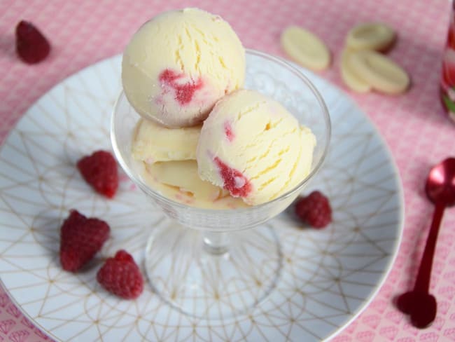 Crème glacée chocolat blanc coulis de framboises