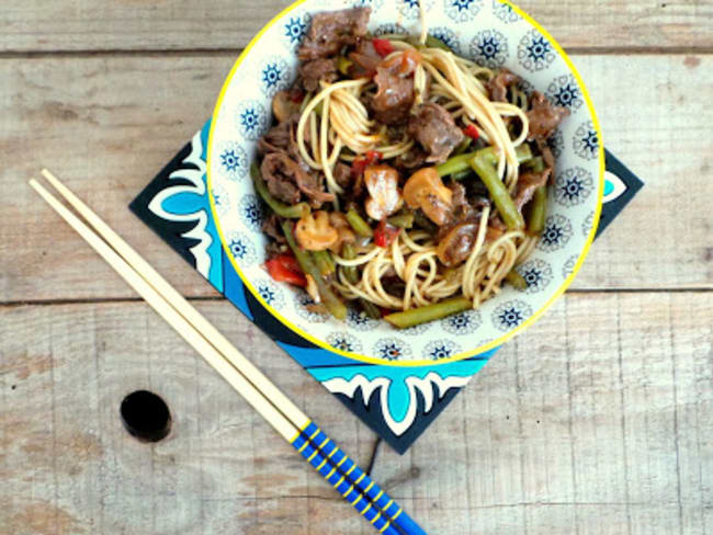 Poêlée asiatique au bœuf, poivrons, haricots verts et champignons