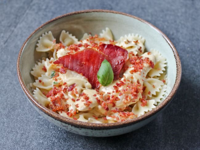 Farfalle et poulet sauce moutarde, chips de jambon cru