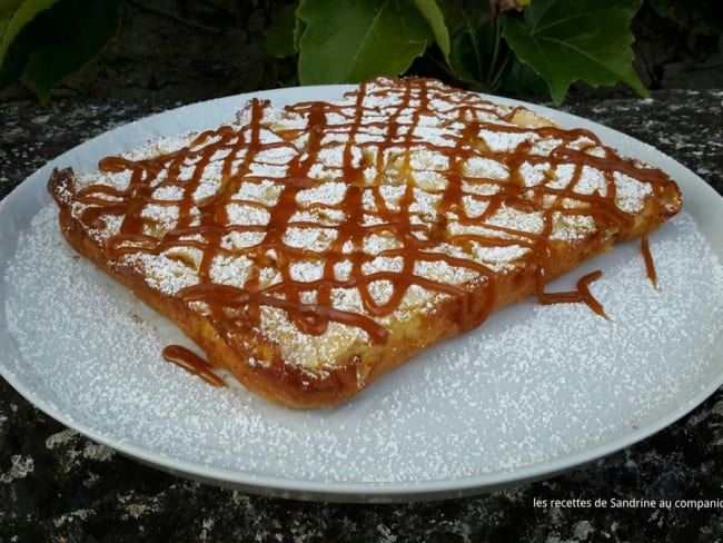 Gâteau invisible aux pommes nappé de caramel beurre salé