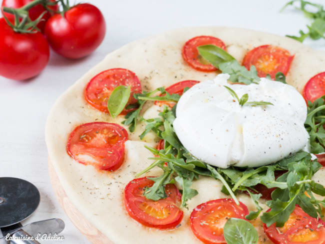 Pizza blanche maison à la burrata, tomate et roquette