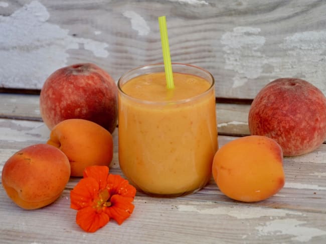 Smoothie vitaminé à la pêche et à l'abricot