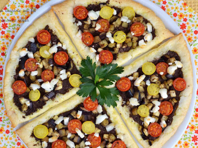 Feuilletés à la tapenade, aubergines grillées, tomates cerise et fromage de chèvre