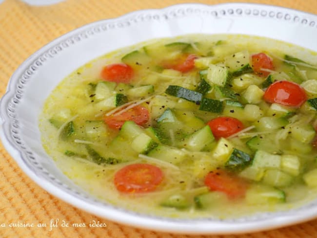 Bouillon express aux courgettes et tomates cerise, épicé au curry