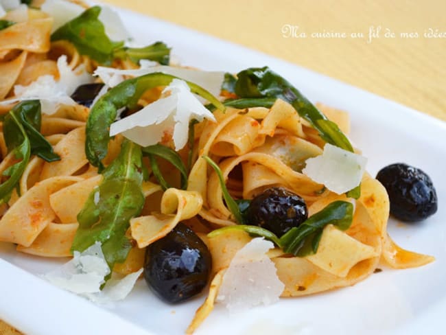 Pâtes fettuccine au pesto rouge, olives et roquette fondante