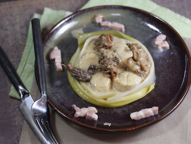 Noix de St-Jacques aux poireaux lardons et morilles à la crème