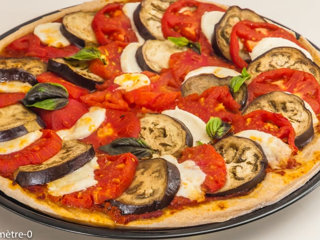 Pizza caprese : tomates, aubergines, mozzarella, caprese, basilic, légumes