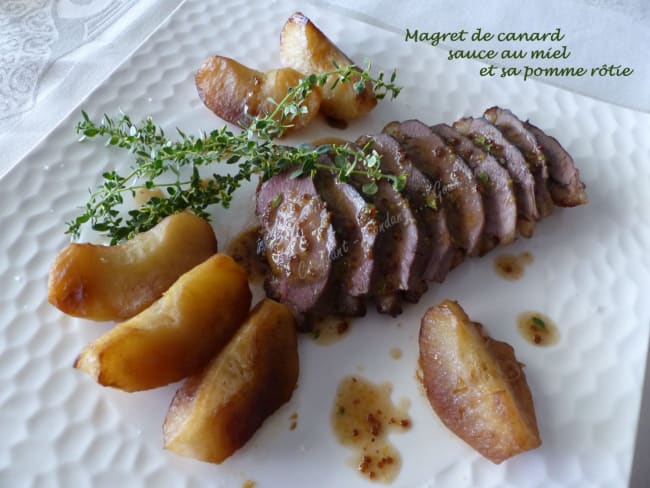 Magret de canard sauce au miel et sa pomme rôtie