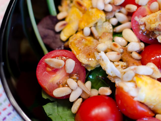 Salade à l'omelette de girolles, aux tomates cerises et aux pignons de pin