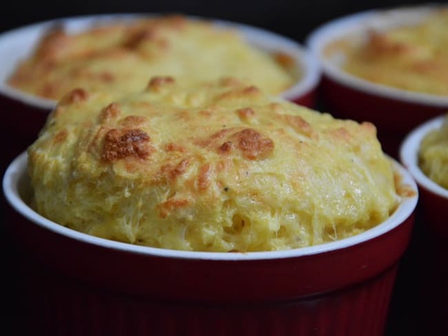 Soufflé aux fromages, oignons et champignons frits