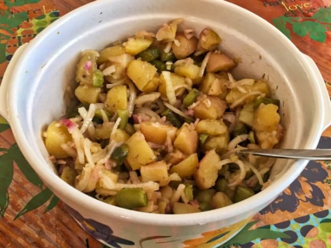 Salade de pommes de terre, oignons et cornichons