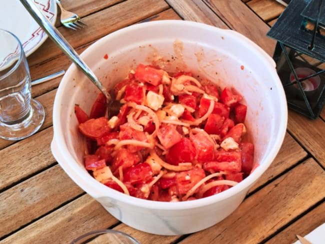 Salade tomates, oignon, feta