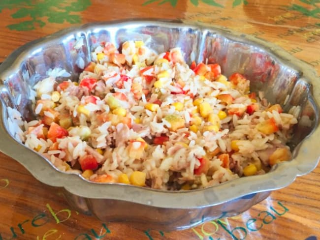 Salade fraîche de riz au thon, maïs et poivron