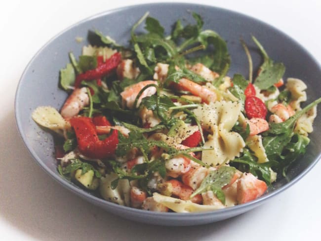 Salade de pâtes, crevettes, avocat et poivron rouge