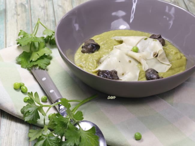 Ravioles ouvertes d'escargots et velouté de petits pois