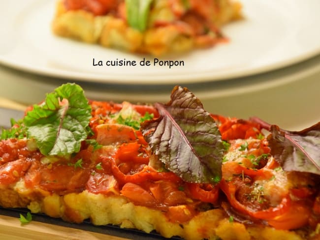 Pizza rouge anti-gaspi avec du pain rassis