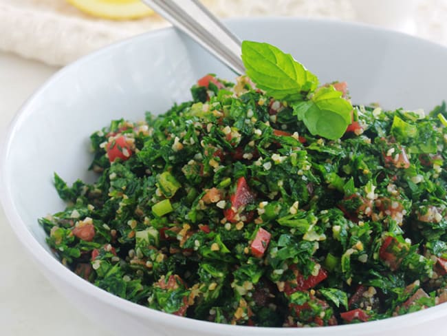 Taboulé traditionnel ou tabouleh (salade libanaise classique)