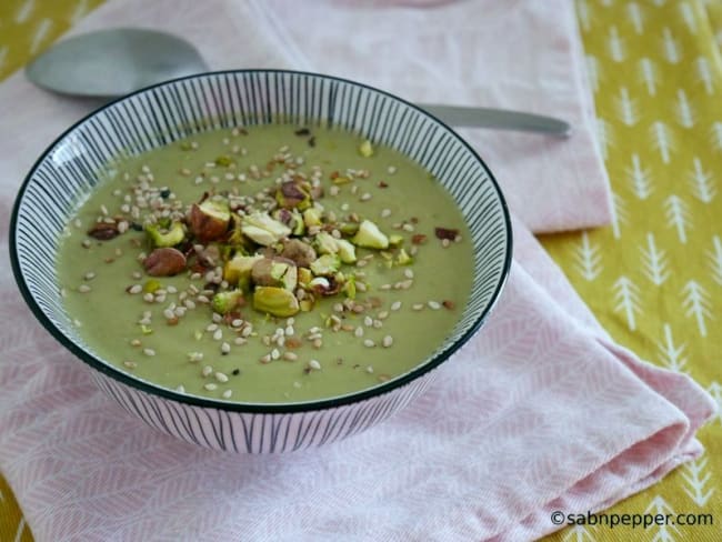 Velouté de pois cassés, petits pois et pistache