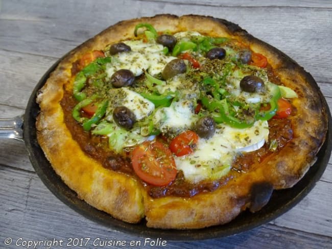 Pizza cuite à la poêle, chèvre, mozzarella, poivron, tomates cerises et origan