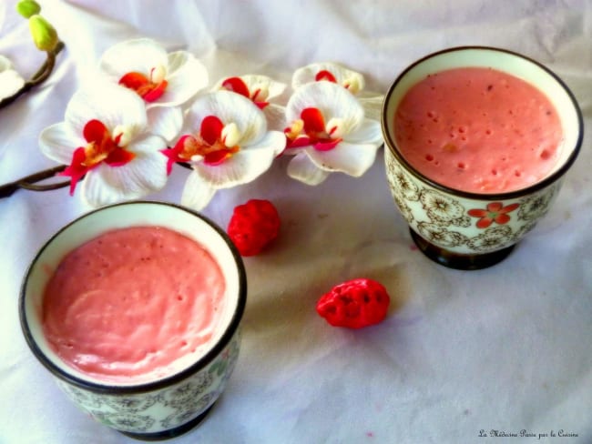 Crèmes aux pralines roses pour le dessert