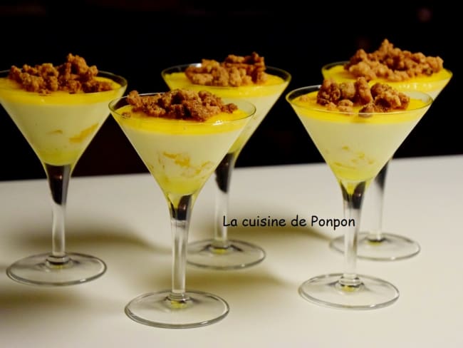 Panna cotta à la mangue garnie d'un crumble d'avoine