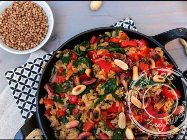 Riz sauté aux poivrons, épinards et cacahuètes