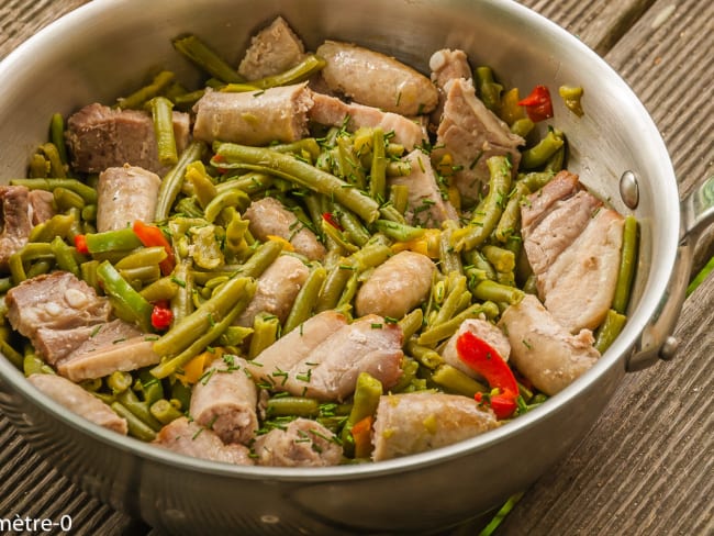 Poêlée de saucisses et poitrine aux haricots verts et poivrons