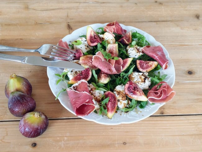 Salade aux figues, jambon cru et mozzarella