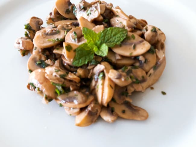 Salade de champignons aux herbes fraîches et à la moutarde