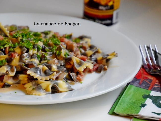 Pâte papillon à l'encre de sèche aux champignons et lardons 