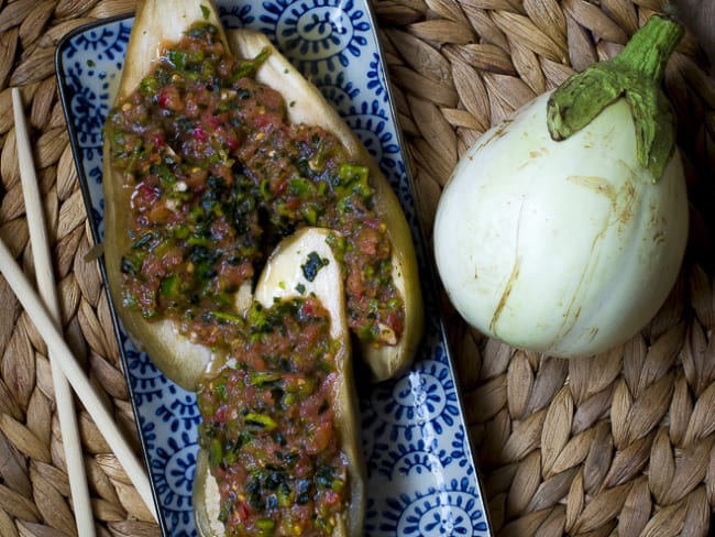 Aubergines à la vapeur – tomates concassées, poivron vert et coriandre