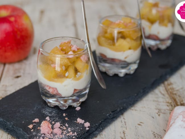 Verrines de biscuits roses, petits suisses et compote de pomme banane