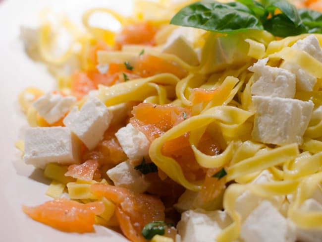 Salade de tagliatelles au saumon fumé et à la feta