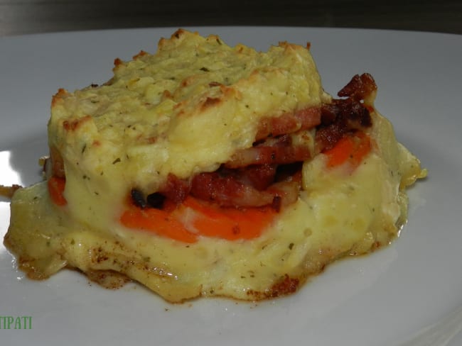 Mes carottes et ses lardons se faufilent entre deux couches de purée au fromage ail et fines herbes