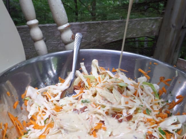 Salade de chou, sauce crémeuse tahin et pomme