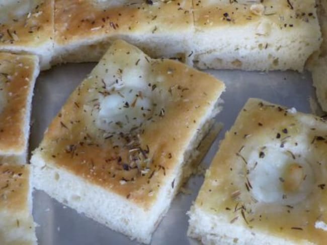 Pain apéritif focaccia à la mozzarella et à l'ail rose