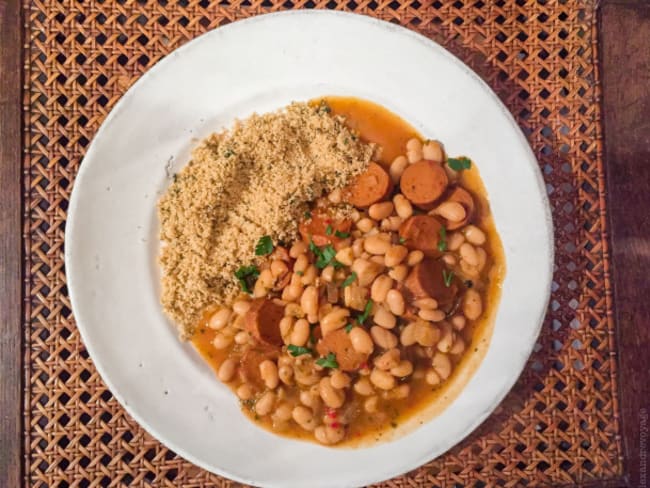 Feijão branco com linguiça : des haricots blancs à la saucisse