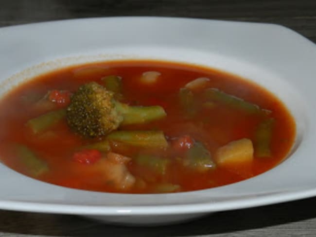 Potage de légumes se baignant dans un jus de tomate