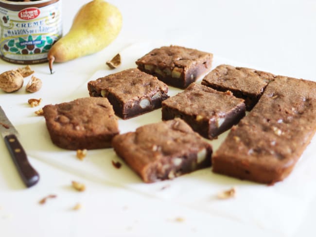 Brownie à la crème de marron, poire et noix 